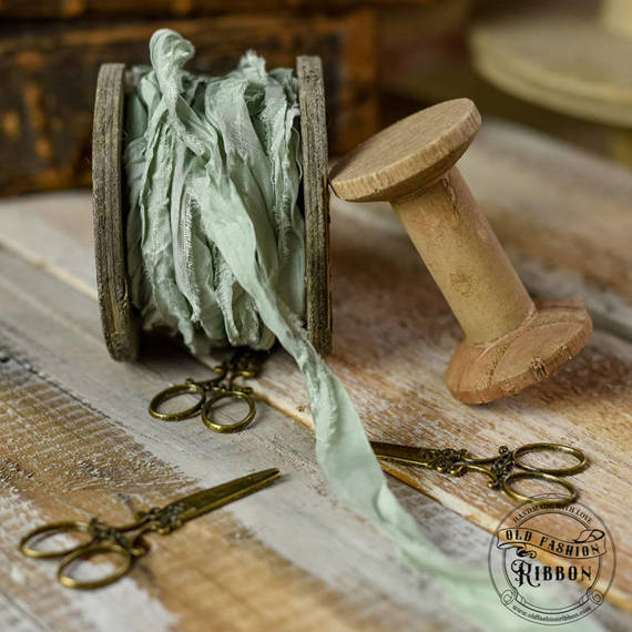 Vintage old fashion ribbon - dirty mint