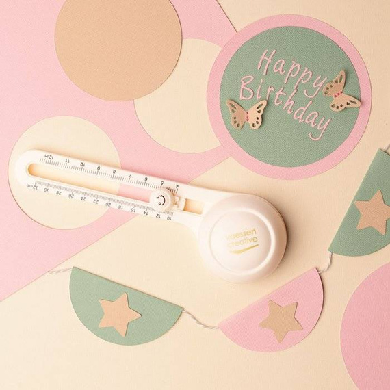 Tool for cutting out circles of circles 