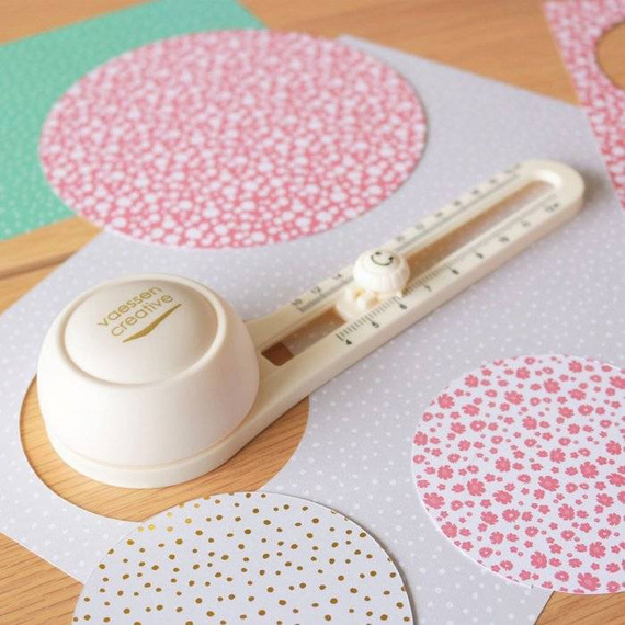 Tool for cutting out circles of circles 